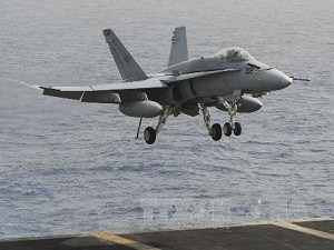 Máy bay chiến đấu F/A-18C Hornet đang hạ cánh xuống tàu sân bay USS Nimitz trên biển Đỏ hôm 4.9.